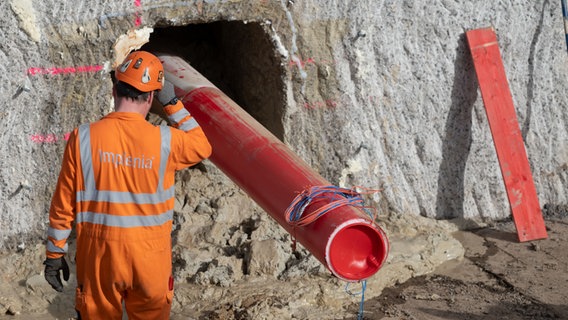 Ein Leerrohr der geplanten Stromautobahn Suedlink ragt vor dem Umspannwerk Großgartach aus einem kleinen Tunnel © picture alliance/dpa Foto: Marijan Murat