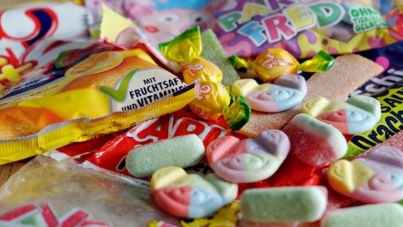 Verschiedene Süßigkeiten liegen auf einem Tisch. © dpa picture alliance/epd-bild Foto: Anke Bingel