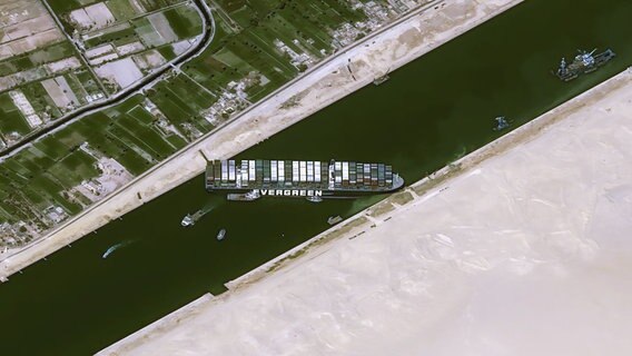 Das Satellitenbild vom 25. März 2021 zeigt das Frachtschiff "MV Ever Given", das im Suezkanal auf Grund gelaufen ist und seither die wichtige Schifffahrtsstraße zwischen Asien und Europa blockiert. © dpa-Bildfunk 
