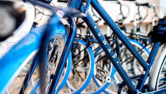Ein blaues Fahrrad mit der Aufschrift Swap. © picture alliance/dpa Foto: Hauke-Christian Dittrich