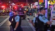 Rettungskräfte sind an der Bondi Junction zu sehen, nachdem mehrere Menschen im Einkaufszentrum Westfield Bondi Junction in Sydney niedergestochen wurden. © Steven Saphore/AAP/dpa 