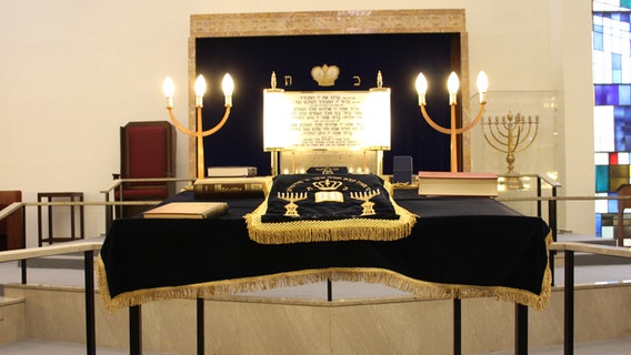 Die Tora liegt im Altarraum im Betsaal der Synagoge © ndr Foto: Laura Sandgathe