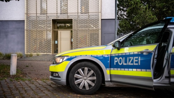 Ein Einsatzfahrzeug der Polizei steht vor der Synagoge der Liberalen Jüdischen Gemeinde Hannover. © dpa 