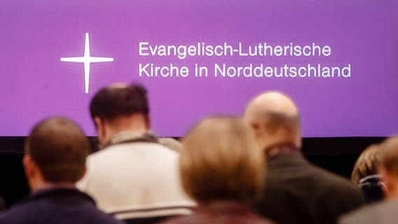 Der Schriftzug "Evangelisch-Lutherische Kirche in Norddeutschland" ist in Lübeck-Travemünde auf der Synodentagung der evangelischen Nordkirche zu sehen, die hier unter anderem ihren Haushalt für das Jahr 2016 beschließen wird. © dpa-Bildfunk Foto: Markus Scholz