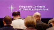 Der Schriftzug "Evangelisch-Lutherische Kirche in Norddeutschland" ist in Lübeck-Travemünde auf der Synodentagung der evangelischen Nordkirche zu sehen, die hier unter anderem ihren Haushalt für das Jahr 2016 beschließen wird. © dpa-Bildfunk Foto: Markus Scholz