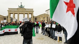 Demonstranten gegen das syrische Regime vor dem Brandenburger Tor in Berlin. © dpa picture alliance Foto: Maurizio Gambarini