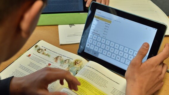 Ein Schüler arbeitet in seinem Klassenzimmer am Tablet. © dpa picture alliance Foto: Carmen Jaspersen