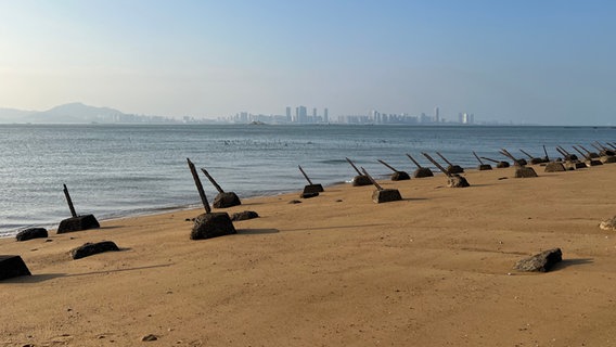 Vom Strand der taiwanisch kontrollierten Insel Kinmen aus sieht man Hochhäuser der cinesischen Stadt Xiamen. © ARD Foto: Benjamin Eyssel