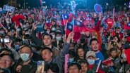 Anhänger jubeln bei einer Wahlkampfveranstaltung für Hou Yu-ih, Präsidentschaftskandidat der taiwanischen Partei Kuomintang (KMT), in Neu-Taipeh. © Louise Delmotte/AP/dpa 