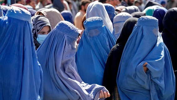 Mehrere verhüllte Frauen in Burkas stehen in Kabul in Afghanistan eng zusammen. © dpa-Bildfunk Foto: Ebrahim Noroozi