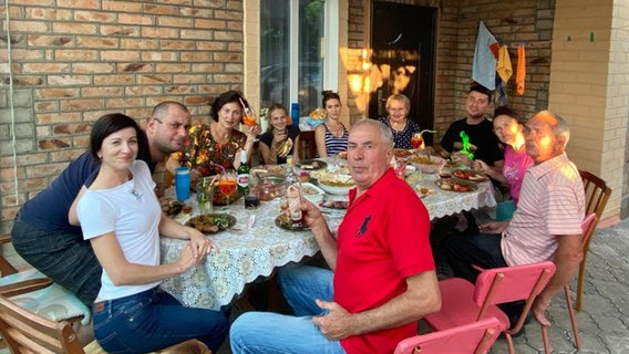 Tanja Koktash mit Familie und Gästen auf der Terrasse ihres Hauses in Sartana, nahe Mariupol. © NDR Foto: privat