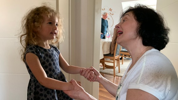 Tanja Koktash singt zusammen mit ihrer Enkelin Zoe. © NDR/privat Foto: NDR/privat