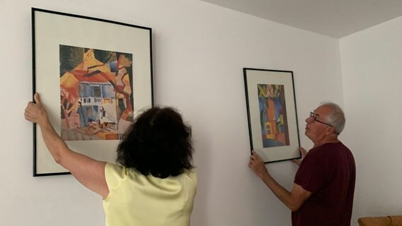 Tanja Koktash und ihr Mann Viktor hängen in ihrer neuen Wohnung Bilder auf. © Sabine Hausherr / NDR Foto: Sabine Hausherr