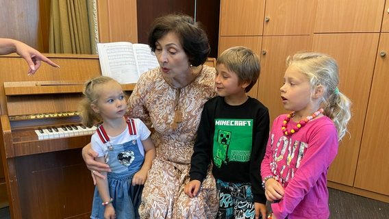 Die Ukrainerin Tanja Koktash passt ehrenamtlich in Helmstedt auf Kinder aus ihrem Heimatland auf. © NDR / Lydia Callies 