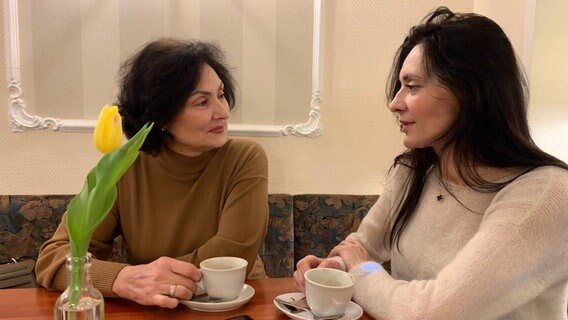 Tanja und Iryna Koktash sitzen in einem Café. © NDR/Sabine Hausherr Foto: Sabine Hausherr