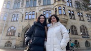 Tanja und Iryna Koktash vor dem Rathaus in der Altstadt von Helmstedt. © NDR/Sabine Hausherr Foto: Sabine Hausherr