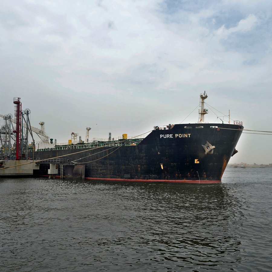 Eine Tanker mit einer russischen Ölladung mit verbilligtem Rohöl liegt in einem Hafen vor Anker. © Fareed Khan/AP/dpa 