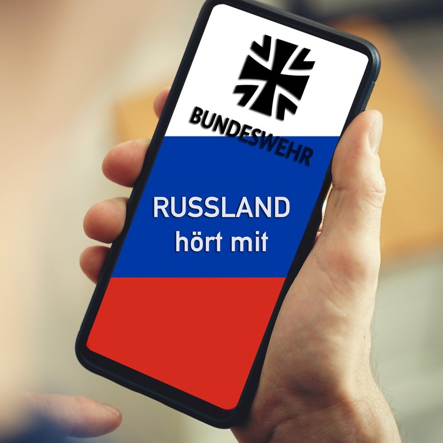 Russland hört mit! Person hält Telefon mit Russland Fahne und Bundeswehr Logo von Deutschland in der Hand. Taurus Abhörskandal der deutschen Bundeswehr durch den Russen. © picture alliance / CHROMORANGE | Foto:  Michael Bihlmayer