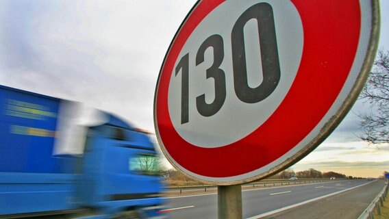 Lastwagen passiert auf einer Autobahn ein Tempo-130-Schild. © dpa Picture Alliance Foto: Patrick Pleul