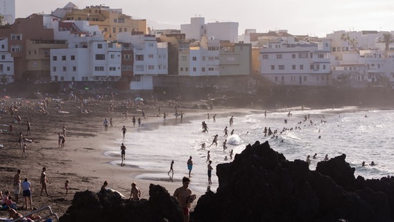 Blick auf den Strand Maria Jimenez in Santa Cruz de Tenerife © Arturo Jimenez/dpa Foto:  Arturo Jimenez