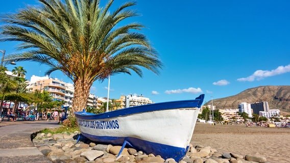 Boot mit der Aufschrift Playa Los Cristianos am Strand © picture alliance Foto: Roman Sigaev