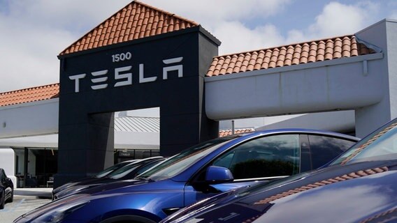 Fahrzeuge stehen vor einem Tesla-Autohandel in San Mateo, Kalifornien ©  dpa Foto:  Li Jianguo / XinHua