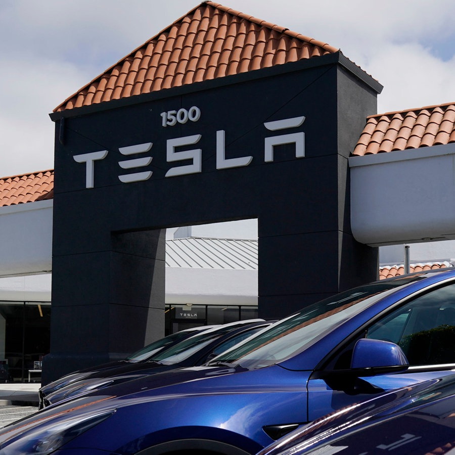 Fahrzeuge stehen vor einem Tesla-Autohandel in San Mateo, Kalifornien ©  dpa Foto:  Li Jianguo / XinHua