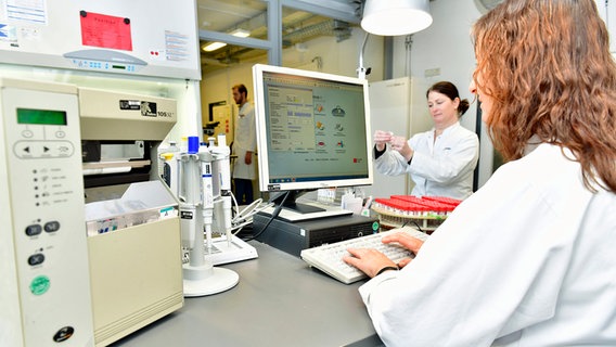SARS-CoV-2-Labordiagnostik im Niedersächsischen Landesgesundheitsamt. © dpa bildfunk/NLGA Foto: Tom Figiel