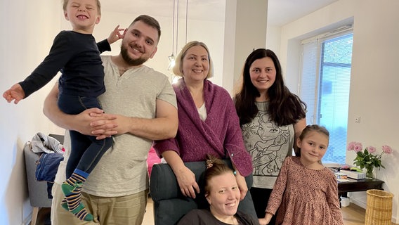 Familie Novakova: Tetyana (Mitte) mit ihrem Sohn Bogdan, dessen Frau Miriam und den beiden Kindern sowie ihrer Tochter Anastasija (unten). © NDR Foto: Lea Eichhorn