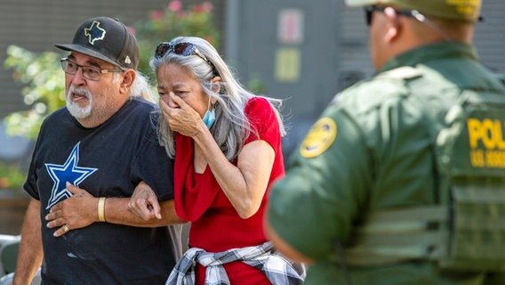 Eine Frau weint, als sie das Uvalde Civic Center im US-Bundesstaat Texas nach dem Amoklauf an einer Grundschule verlässt. © William Luther/The San Antonio Express-News/AP/dpa 