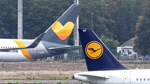 Die Hecks von zwei großen Flugzeugen © dpa-Bildfunk Foto: Silas Stein/dpa