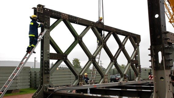 THW-Einsatzkräfte bauen ein Brückenelement auf. © THW Foto: Stefanie Grewe