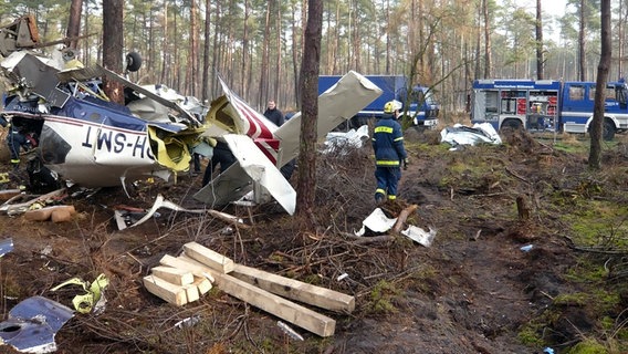 THW-Einsatzkräfte bei den Rettungs- und Bergungsarbeiten nach einem Flugzeugabsturz. © THW 