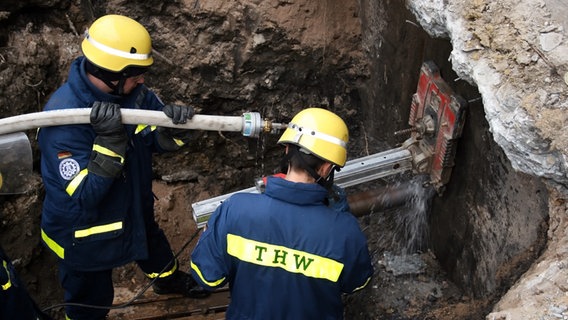 THW-Einsatzkräfte arbeiten mit dem Kernbohrgerät. © THW 