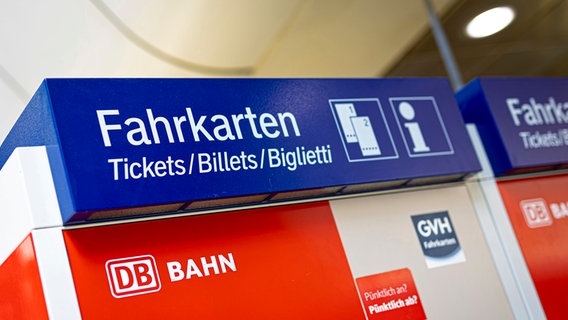 Ein Fahrkartenautomat der Deutschen Bahn steht im Hauptbahnhof Hannover. © Picture Alliance Foto: Moritz Frankenberg