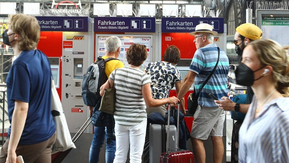 Several people stand in front of the ticket vending machine at Hamburg Central Station.  © IMAGO / Hanno Bode Photo: IMAGO / Hanno Bode