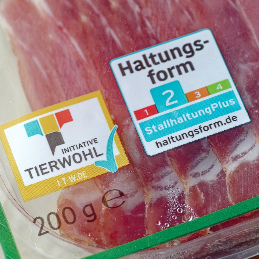 Kennzeichnung Tierwohl und Haltungsform auf einer Lebensmittelpackung © picture alliance / CHROMORANGE Foto: Jürgen Schott