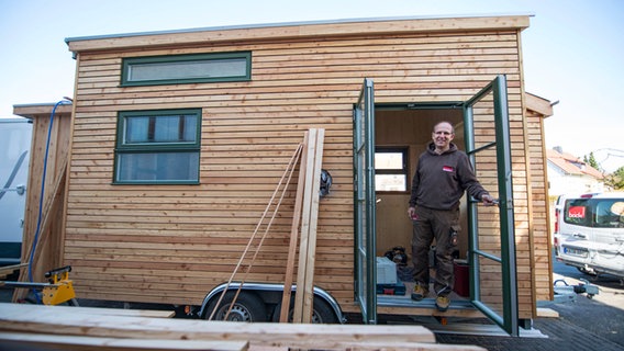 Tischlermeister Cristian Bock steht am 10.04.2018 vor einem Tiny House das in seiner Firma in Bad Wildungen (Hessen) gebaut wird. © epd-bild/Heike Lyding Foto: Heike Lyding