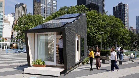 Vor dem UNO Hauptquartier in New York steht das Modell eines Tiny Houses. © United Nations 