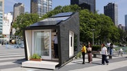 Vor dem UNO Hauptquartier in New York steht das Modell eines Tiny Houses. © United Nations 