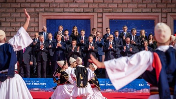 Die Regierungschefs stehen beim Familienfoto um Edi Rama, Ministerpräsident von Albanien, an dem auch Bundeskanzler Olaf Scholz (2. Reihe 2.v.l., SPD), beim EU-Westbalkan-Gipfel teilnimmt. © Michael Kappeler/dpa 