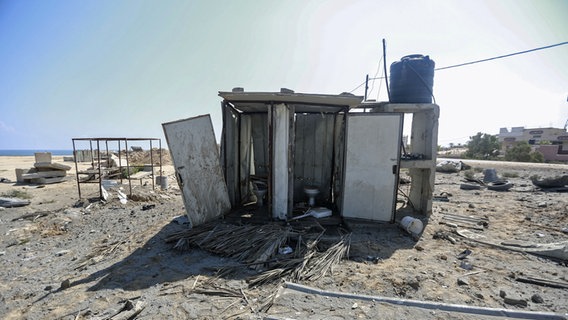 Blick auf ein zerstörtes Toilettenhäuschen im Gazastreifen. (Foto vom 14.6.2019) © picture alliance/dpa | Mohammed Talatene 