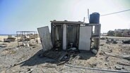 Blick auf ein zerstörtes Toilettenhäuschen im Gazastreifen. (Foto vom 14.6.2019) © picture alliance/dpa | Mohammed Talatene 