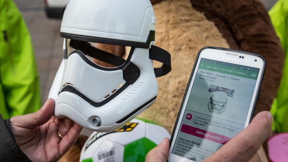 Die Tox Fox App vom BUND scannt einen Star-Wars-Helm zum Spielen auf giftige Stoffe. © Jörg Farys/BUND Foto: Jörg Farys