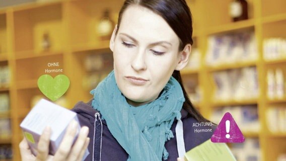 Eine Frau hält zwei Körperpflegeprodukte in der Hand und schaut skeptisch. Eine Frau hält zwei Körperpflegeprodukte in der Hand und schaut skeptisch. © BUND