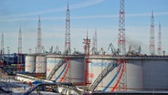 Tanks von Transneft, einem staatlichen russischen Unternehmen, das die Erdöl-Pipelines des Landes betreibt, im Ölterminal von Ust-Luga. © dpa-Bildfunk 