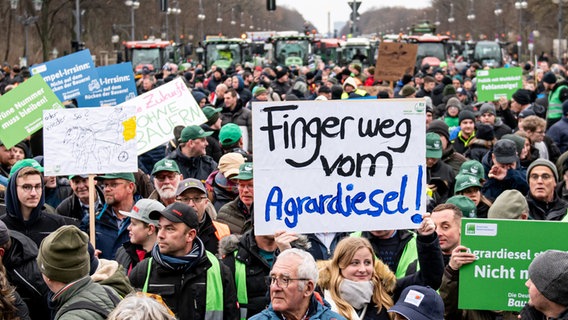 Auf einer Demonstration des Deutschen Bauernverbandes vor dem Brandenburger Tor hält jemand ein Schild mit der Aufschrift "Finger weg vom Agrardiesel" hoch. © picture alliance/dpa Foto: Fabian Somme