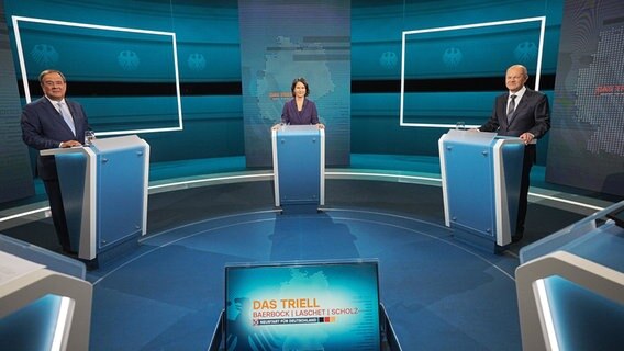 Die Kanzlerkandidaten Armin Laschet (l-r, CDU), Annalena Baerbock (Bündnis 90/Die Grünen) und c (SPD) stehen vor der Sendung in einem Fernseh-Studio © dpa Pool/dpa Foto: Michael Kappeler