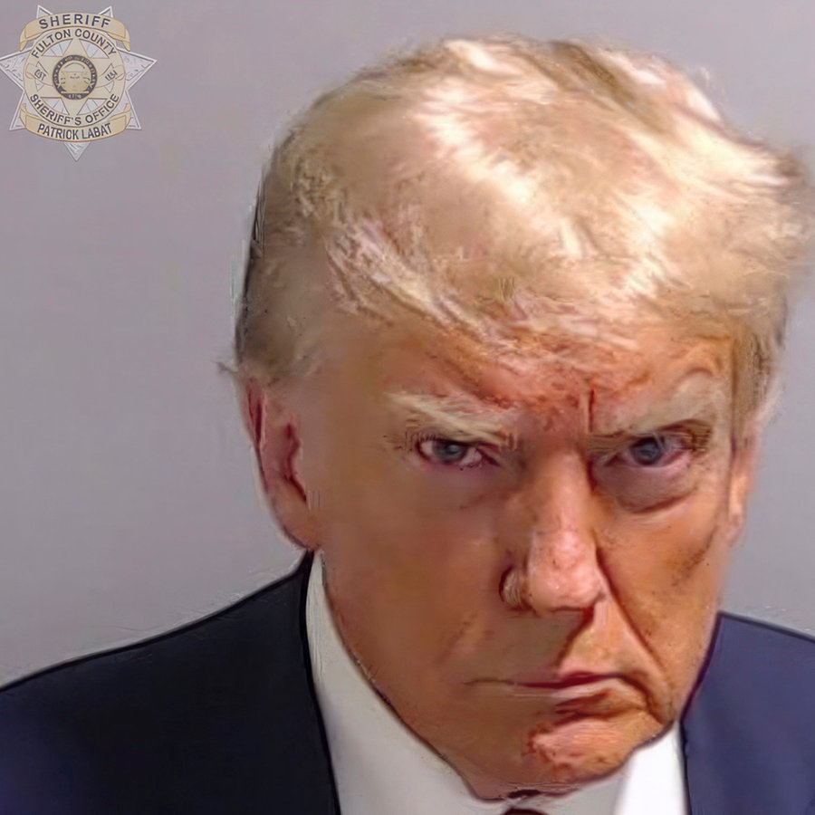Das Polizeifoto von Ex-US-Präsident Donald Trump, aufgenommen am 24.8.2023 im Bezirksgefängnis von Atlanta im US-Bundesstaat Georgia. © Uncredited/Fulton County Sheriff's Office/AP/dpa 