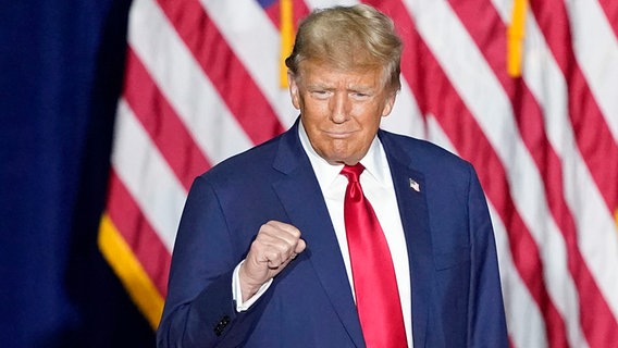 Donald Trump, ehemaliger Präsident der USA, auf der Bühne bei einer Vorwahl-Party seiner Partei in Des Moines in Iowa. © dpa-Bildfunk/AP Foto: Pablo Martinez Monsivais